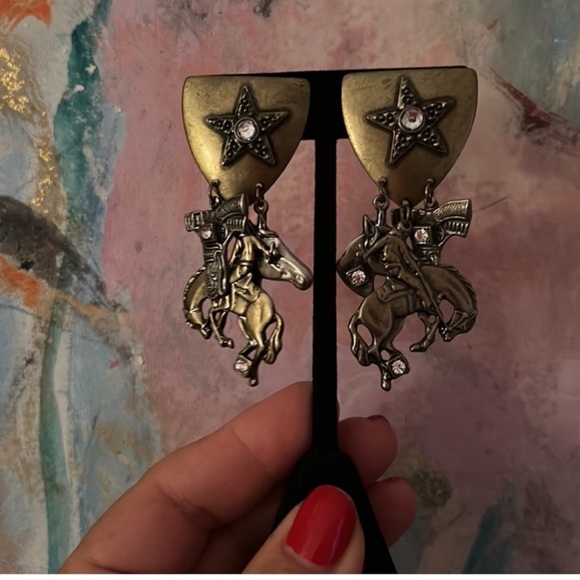 Vintage Country Western Sheriff’s Badge Charm EARRINGS-Boutique - Picture 2 of 6